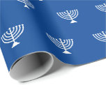 Modernes, blau-weiß-jüdisches Menorahmuster Geschenkpapier<br><div class="desc">Moderne blau-weiße jüdische Menorah Muster einfache elegante Geschenkpapier Wrapping Paper. Weiße Menorah Muster auf blauem Hintergrund. Dieses Papier ist ideal für Hanukkah,  Chanukah,  Bar mitzvah,  Fledermaus Mitzvah,  Shabbat und jüdischen Feiertagen.</div>