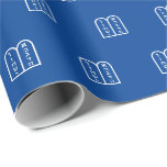 Modernes, blau-weiß-jüdisches Tora-Muster Geschenkpapier<br><div class="desc">Moderne blau-weiße jüdische Tora Muster einfache elegante Geschenkpapier Wrapping Paper. Weiße Torahmuster auf blauem Hintergrund. Dieses Papier ist ideal für Hanukkah,  Chanukah,  Bar mitzvah,  Fledermaus Mitzvah,  Shabbat und jüdischen Feiertagen.</div>