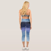 Modernes, blaues Lila Watercolor Capri Leggings (Rückseite)