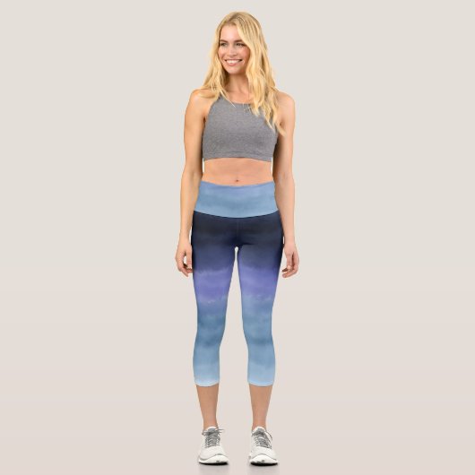 Modernes, blaues Lila Watercolor Capri Leggings (Vorderseite)