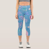 Modernes Blaupink und Lila Blütendecke Capri Leggings (Vorderseite)