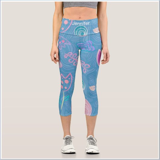 Modernes Blaupink und Lila Blütendecke Capri Leggings