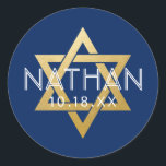 Modernes Blue Bar Mitzvah Star Personalisiert Runder Aufkleber<br><div class="desc">Elegante moderne, blaue und goldene Bar mitzvah Aufkleber mit individuelle Name, Datum und Star of David Design. Diese Bar mitzvah Gefallen Tag Aufkleber sind stilvolle und klassische Umschlag Aufkleber, oder auf DIY Bar und Fledermaus mitzvah Party Dekor Projekte. Klicken Sie auf Weiter, um Hintergrund- und Textfarbe, Schriftart oder Position zu...</div>