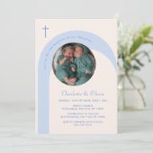 Modernes Blue Beige Boho Arch Foto Cross Taufe Einladung (Stehend Vorderseite)