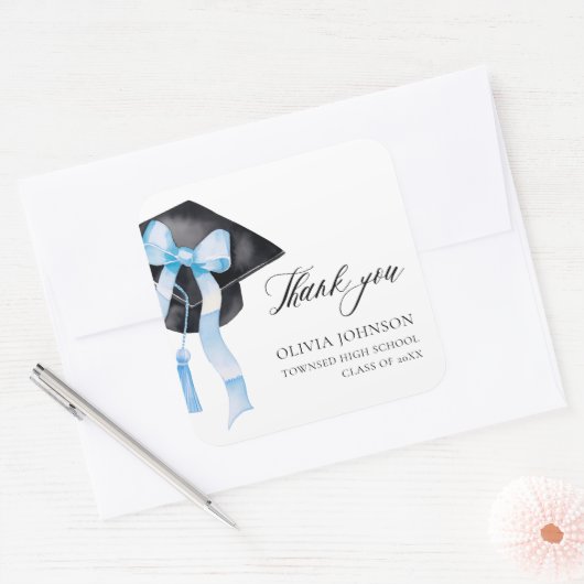 Modernes Blue Bow Coquette Graduation Cap Danke Quadratischer Aufkleber (Umschlag)