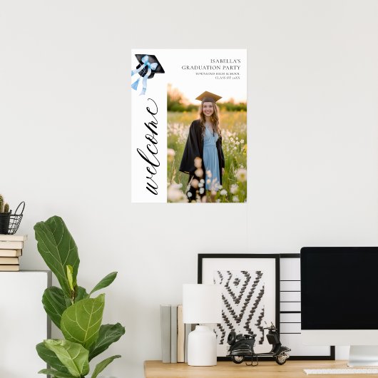 Modernes Blue Bow Coquette Graduation Cap Willkomm Poster (Heimbüro)