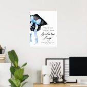 Modernes Blue Bow Coquette Graduation Cap Willkomm Poster (Heimbüro)