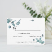 Modernes Blue Eucalyptus Wedding RSVP Karte (Stehend Vorderseite)