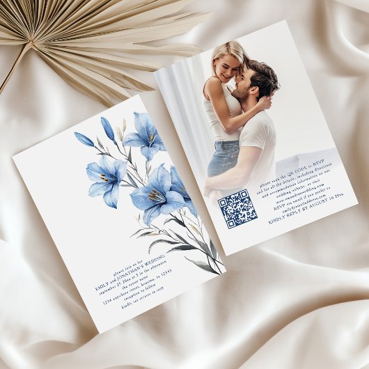 Modernes Blue Florals Foto Overlay QR Code Hochzei Einladung