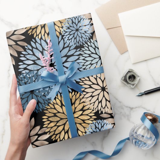 Modernes Blue Gold Dahlia Floral Geschenkpapier (Schenken)