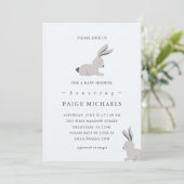 Modernes Blue Gray mit Bunnies und Dots Einladung (Stehend Vorderseite)