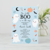 Modernes Blue Halloween Little Boo Baby Dusche Einladung (Stehend Vorderseite)