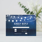 Modernes Blue Night & String Lights Wedding RSVP Karte (Stehend Vorderseite)