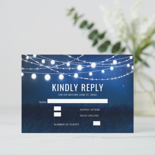 Modernes Blue Night & String Lights Wedding RSVP Karte (Stehend Vorderseite)