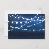 Modernes Blue Night & String Lights Wedding RSVP Karte (Rückseite)