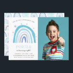 Modernes Blue Rainbow Kindergeburtstag Party Foto Einladung<br><div class="desc">Niedliches und modernes Regenbogen-Thema Geburtstagsparty Foto Einladungs-Template-Karte mit einem handgezeichneten Regenbogen in blauen Farben mit Sternen darum herum. Im Text oben steht: "Komm mit uns für einen Regenbogen voller Spaß!" Ideal für das magische Party eines Jungen.</div>