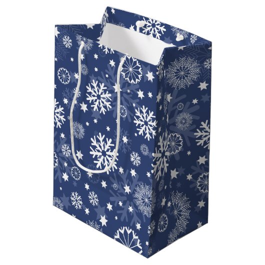Modernes Blue Snowflake Weihnachtsgeschenk Tasche Mittlere Geschenktüte (Rückseite Schrägansicht)