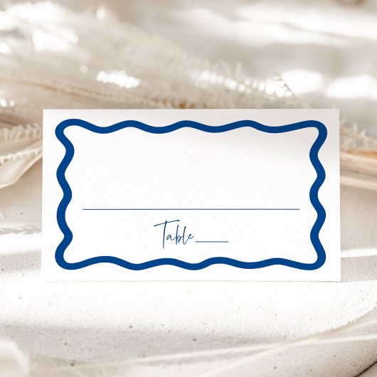 Modernes Blue Wavy Frame Wedding Platzkarte