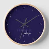 Modernes Blue & White Minimal Script Personalisier Uhr (Vorderseite)