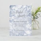 Modernes, blumenblaues und weißes Brautparty Einladung (Stehend Vorderseite)