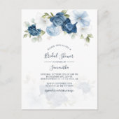Modernes Blumendusty Blue Script-Brautparty Einladungspostkarte (Vorderseite)