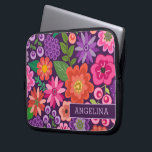 Modernes Blumenmuster mit Individuelle Name oder M Laptopschutzhülle<br><div class="desc">Flat Blume in einer Farbpalette - lila,  orange,  rosa,  grün - Eine Bar ist unten in der Liste enthalten,  um einen Namen oder einen anderen Text hinzuzufügen. Ein niedliches Design mit trendigen Frühlingsblumen und einer kühnen Art,  Ihre Monogramme anzuzeigen.</div>