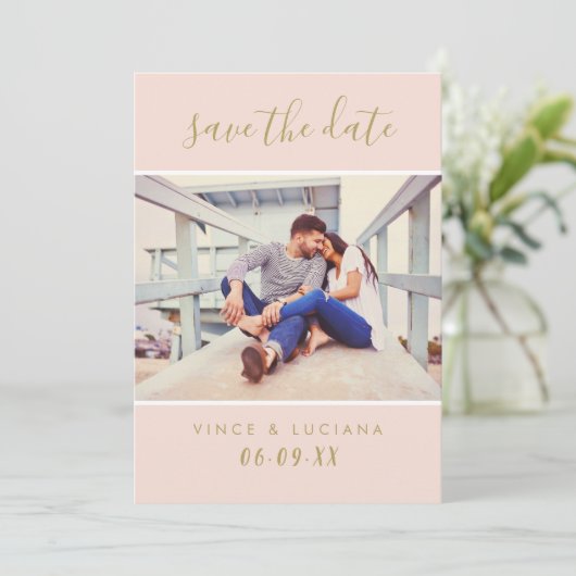 Modernes Blush Gold Handgeschriebenes Script-Foto Save The Date (Stehend Vorderseite)