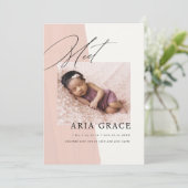 Modernes Blush Pink Baby Girl Birth Ankündigung (Stehend Vorderseite)