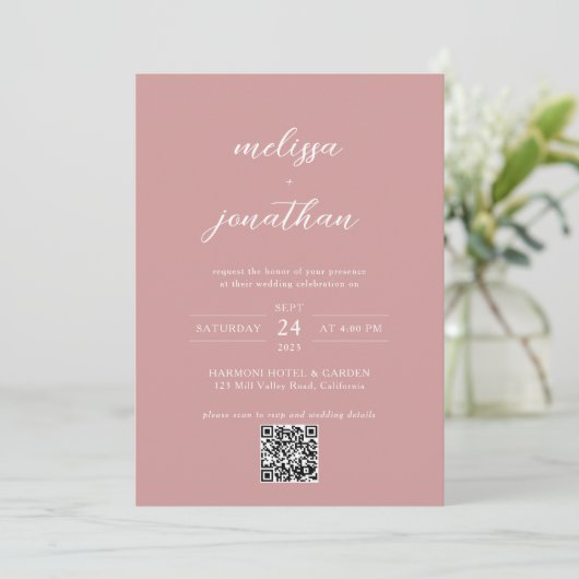 Modernes Blush Pink Foto Script QR Code Hochzeit Einladung (Stehend Vorderseite)