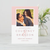 Modernes Blush Rose Rosa Monogram Wedding Foto Save The Date (Stehend Vorderseite)