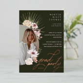 Modernes Bohemisches Foto Florals Graduate Folieneinladung (Stehend vorne)