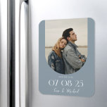 Modernes Boho Arch Foto Dusty Blue Save the Date Magnet<br><div class="desc">Moderne Hochzeiten sichern den Dattelmagnet mit elegantem Design und minimalistischem Boho-Stil mit Ihrem Foto im Bogenrahmen.</div>