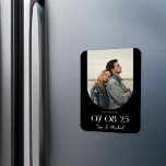 Modernes Boho Arch Foto Save the Date Schwarz-weiß Magnet<br><div class="desc">Moderne Hochzeiten sichern den Dattelmagnet mit elegantem Design und minimalistischem Boho-Stil mit Ihrem Foto im Bogenrahmen.</div>