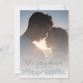 Modernes Boho Dusty Blue Botanical Foto Wedding Save The Date (Rückseite)