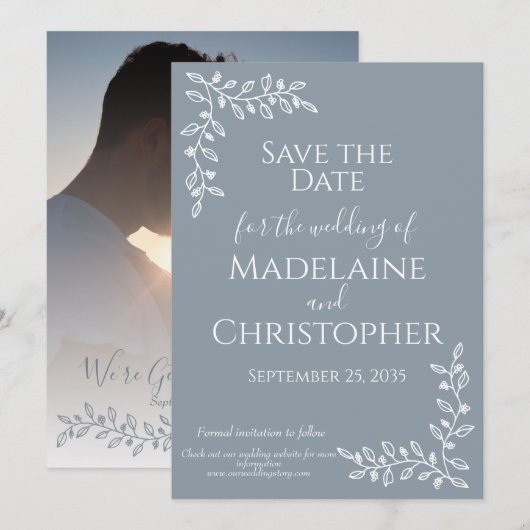 Modernes Boho Dusty Blue Botanical Foto Wedding Save The Date (Vorne/Hinten)