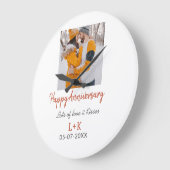 Modernes boho Happy Jubiläum Namensdatum orange hi Große Wanduhr (Winkel)