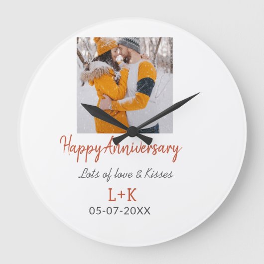 Modernes boho Happy Jubiläum Namensdatum orange hi Große Wanduhr (Vorderseite)