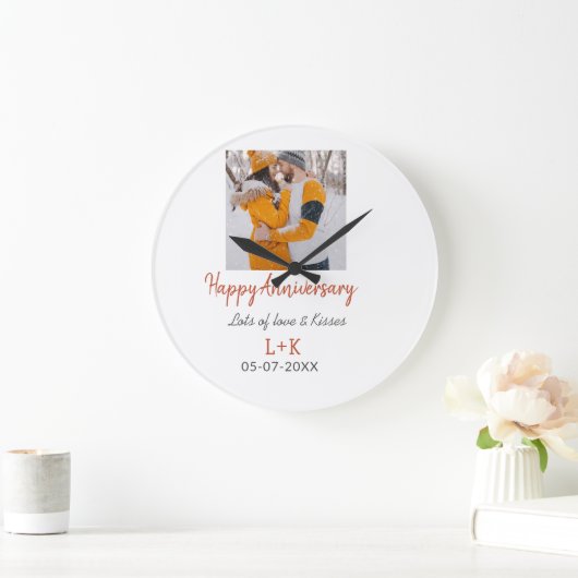 Modernes boho Happy Jubiläum Namensdatum orange hi Große Wanduhr (Zuhause)