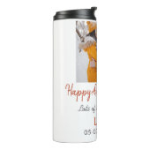 Modernes boho Happy Jubiläum Namensdatum orange hi Thermosbecher (Nach links gedreht)