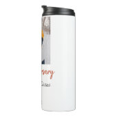 Modernes boho Happy Jubiläum Namensdatum orange hi Thermosbecher (Nach rechts gedreht)