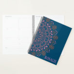Modernes Boho Mandala Medallion in Aquamarin Perso Planer<br><div class="desc">Modernes Drehbuch auf einem klassischen Mandala-Motiv in Rosa und Orange auf dunklem aquamarinem Hintergrund,  personalisiert mit Ihrem Namen.</div>