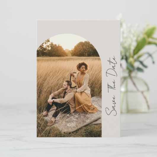Modernes Boho-Rahmen-Hochzeitneutrales Foto Save The Date (Stehend Vorderseite)