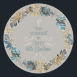 Modernes Boho Tropical Christmas Wreath Runder Aufkleber<br><div class="desc">Genießen Sie ein fröhliches Weihnachtsfest in diesem hübschen tropischen Weihnachtskranz. Gold und Farbtöne von staubblauem Blau sind die markanten Farben,  Set auf einem subtilen Pilzgrauen Hintergrund. Was für ein hübsches Siegel für Ihre Geschenkboxen und Pakete,  mit einer exotischen Insel Touch.</div>