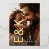 Modernes BOLD Gold 2 Foto Monogramm Save the Date Folieneinladung (Vorderseite)