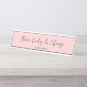 Modernes Boss Blush Pink Grau Script Personalisier Schreibtischnamensplakette (Vorderseite )