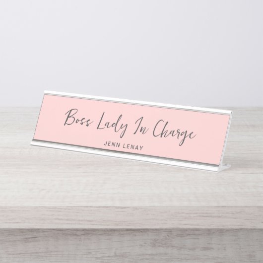 Modernes Boss Blush Pink Grau Script Personalisier Schreibtischnamensplakette (Vorderseite )