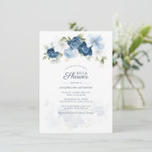 Modernes botanisches Dusty Blue Floral Brautparty Einladung (Stehend Vorderseite)