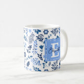 Modernes botanisches Folk Art Blue White Monogram Kaffeetasse (VorderseiteRechts)