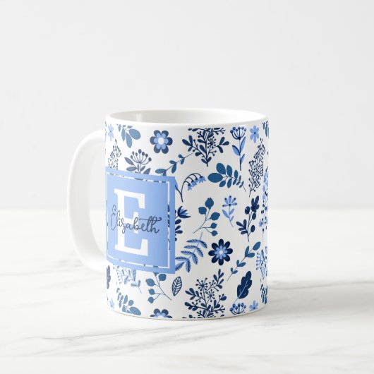 Modernes botanisches Folk Art Blue White Monogram  Kaffeetasse (Vorderseite Links)