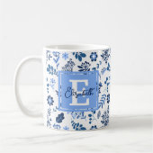 Modernes botanisches Folk Art Blue White Monogram  Kaffeetasse (Links)
